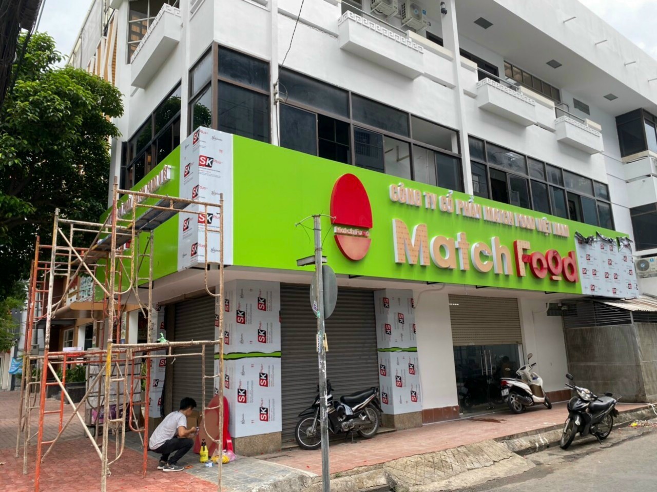 Bảng hiệu màu xanh lá Match Food